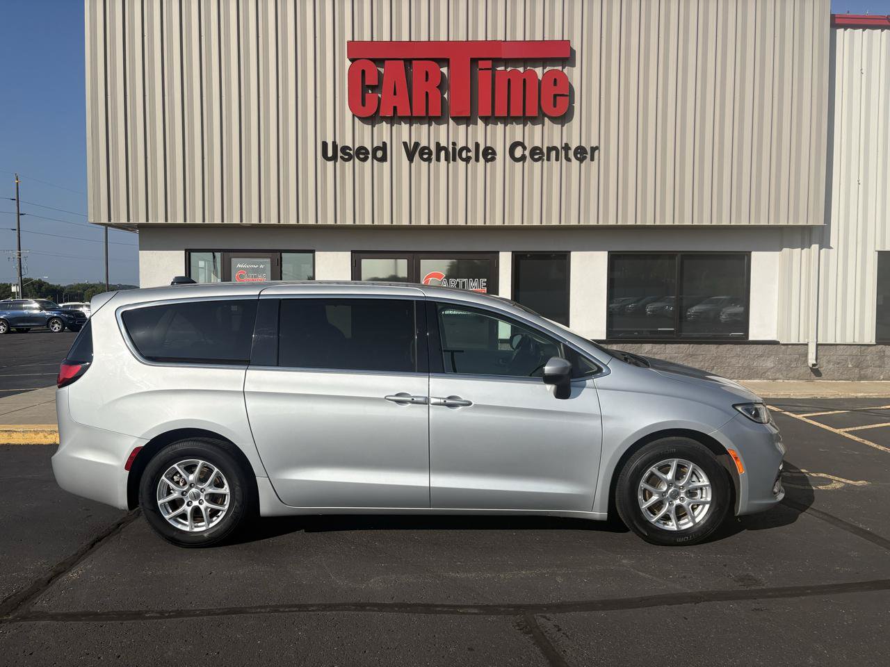 Used 2023 Chrysler Pacifica Touring-L FWD image 1