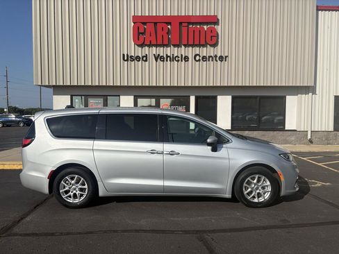 Used 2023 Chrysler Pacifica Touring-L FWD image 1