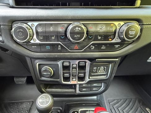 Used 2024 Jeep Wrangler Unlimited Sahara w/ Technology Group AWD/4WD image 25