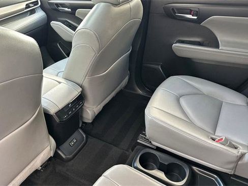 Used 2022 Toyota Highlander XLE image 12