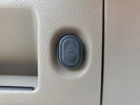 Used 2019 Chevrolet Suburban LT RWD image 9