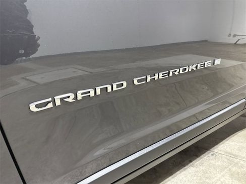 Used 2022 Jeep Grand Cherokee Limited image 27