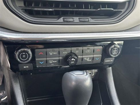 Certified 2022 Jeep Compass Limited image 34