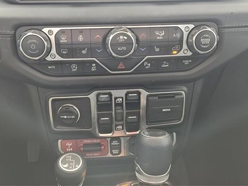 Used 2024 Jeep Wrangler Unlimited Rubicon w/ Technology Group image 36