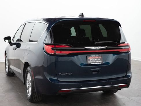 Used 2023 Chrysler Pacifica Touring-L FWD image 11