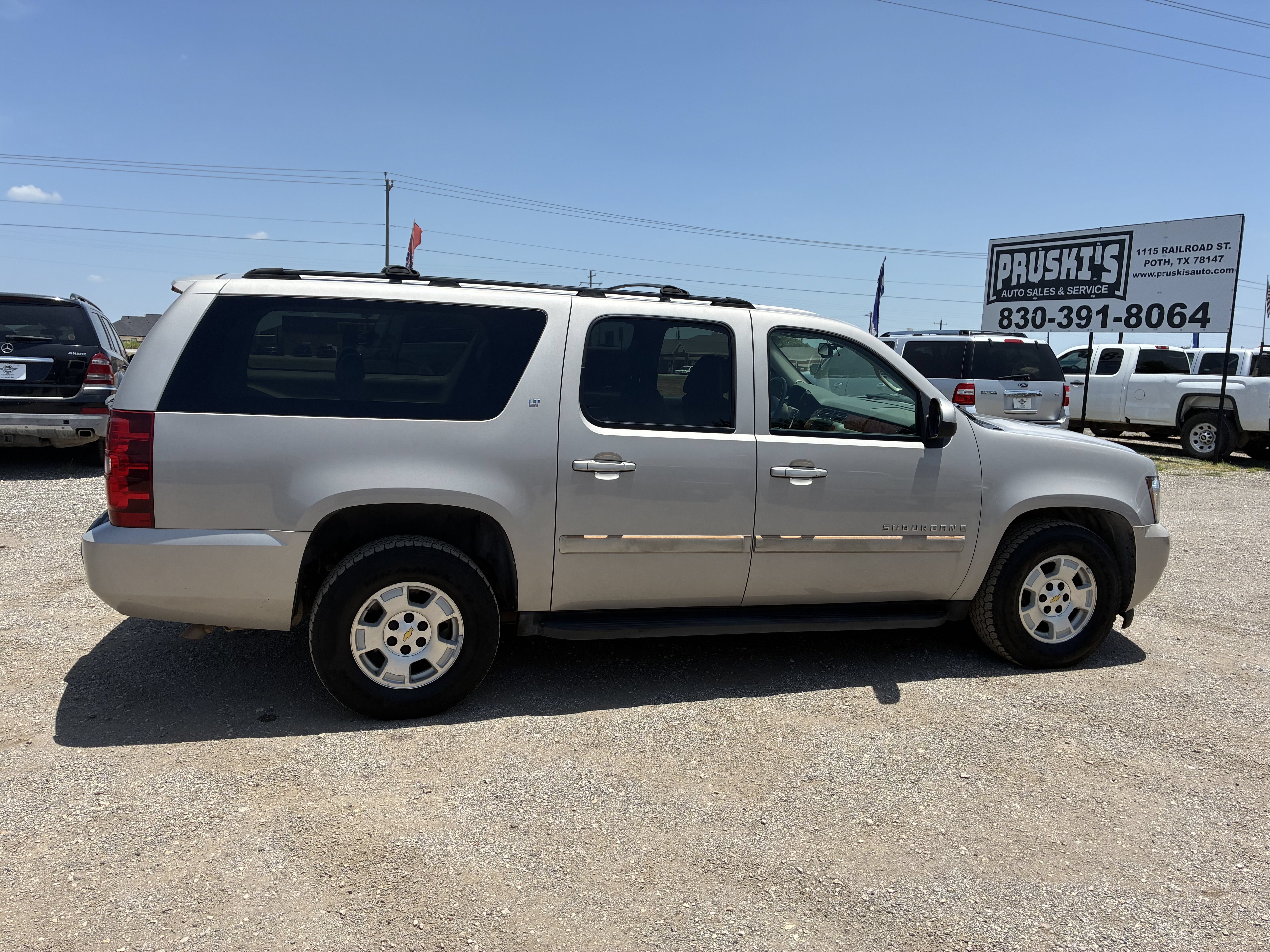 Used 2007 Chevrolet Suburban LT w/ LT Preferred Equipment Group AWD/4WD image 2