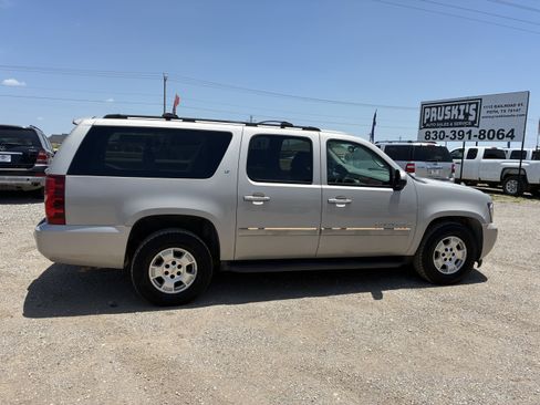 Used 2007 Chevrolet Suburban LT w/ LT Preferred Equipment Group AWD/4WD image 2