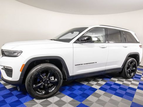 Used 2025 Jeep Grand Cherokee Limited w/ Black Appearance Package AWD/4WD image 2