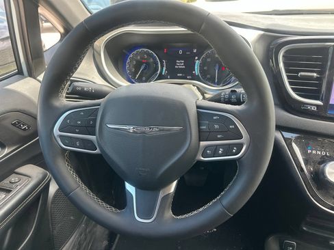 Used 2025 Chrysler Pacifica Select FWD image 8