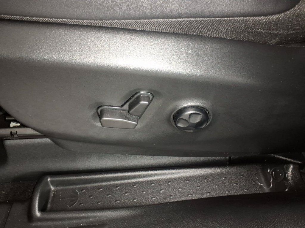 Used 2025 Chrysler Pacifica Select w/ Uconnect Theater Family Group FWD image 13