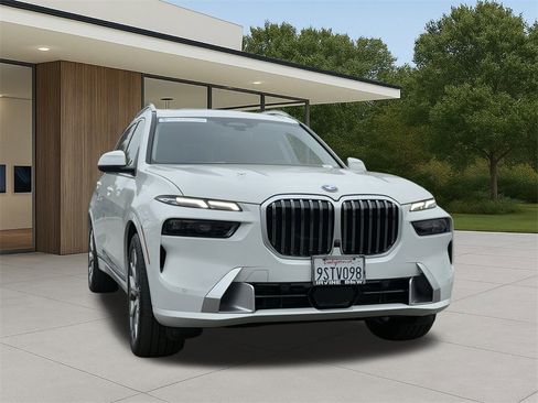 Used 2025 BMW X7 xDrive40i image 4