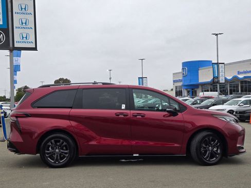 Used 2025 Toyota Sienna XSE AWD/4WD image 8