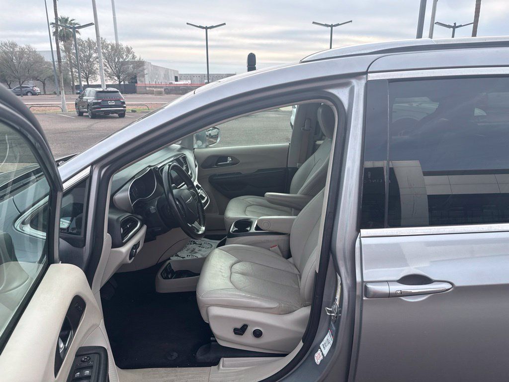 Used 2021 Chrysler Pacifica Touring-L FWD image 2