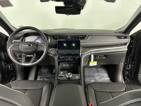 New 2025 Jeep Grand Cherokee Limited w/ Luxury Tech Group II image 4