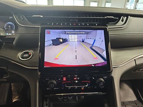 Used 2025 Jeep Grand Cherokee Limited image 27