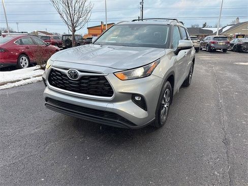 Used 2023 Toyota Highlander XLE image 2
