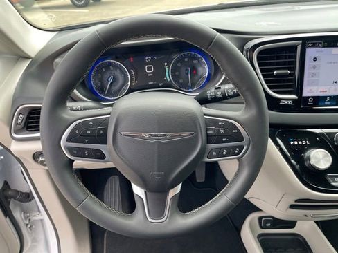 Used 2024 Chrysler Pacifica Touring-L FWD image 14