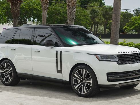 Used 2025 Land Rover Range Rover SE image 10