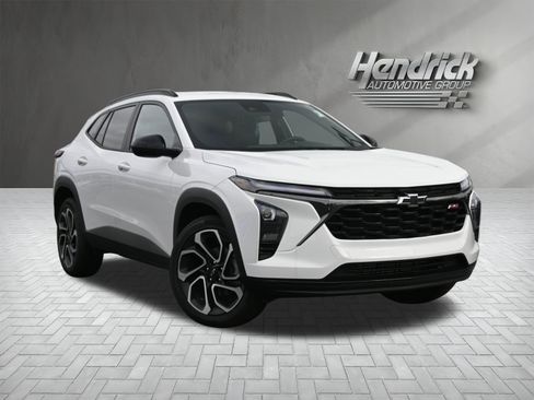 Used 2025 Chevrolet Trax RS w/ Driver Confidence Package image 2