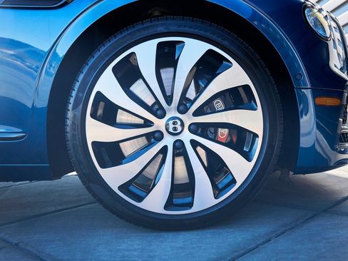 Used 2024 Bentley Flying Spur V8 image 18