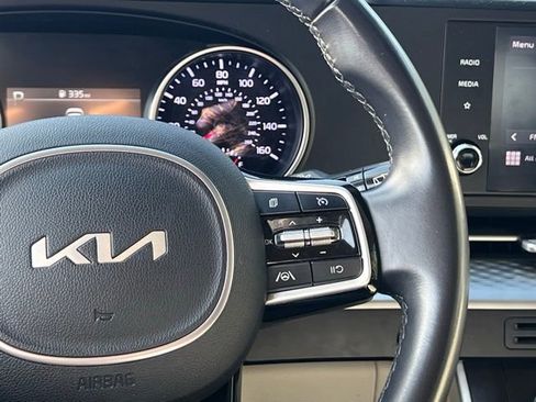 Certified 2024 Kia Carnival LX image 21