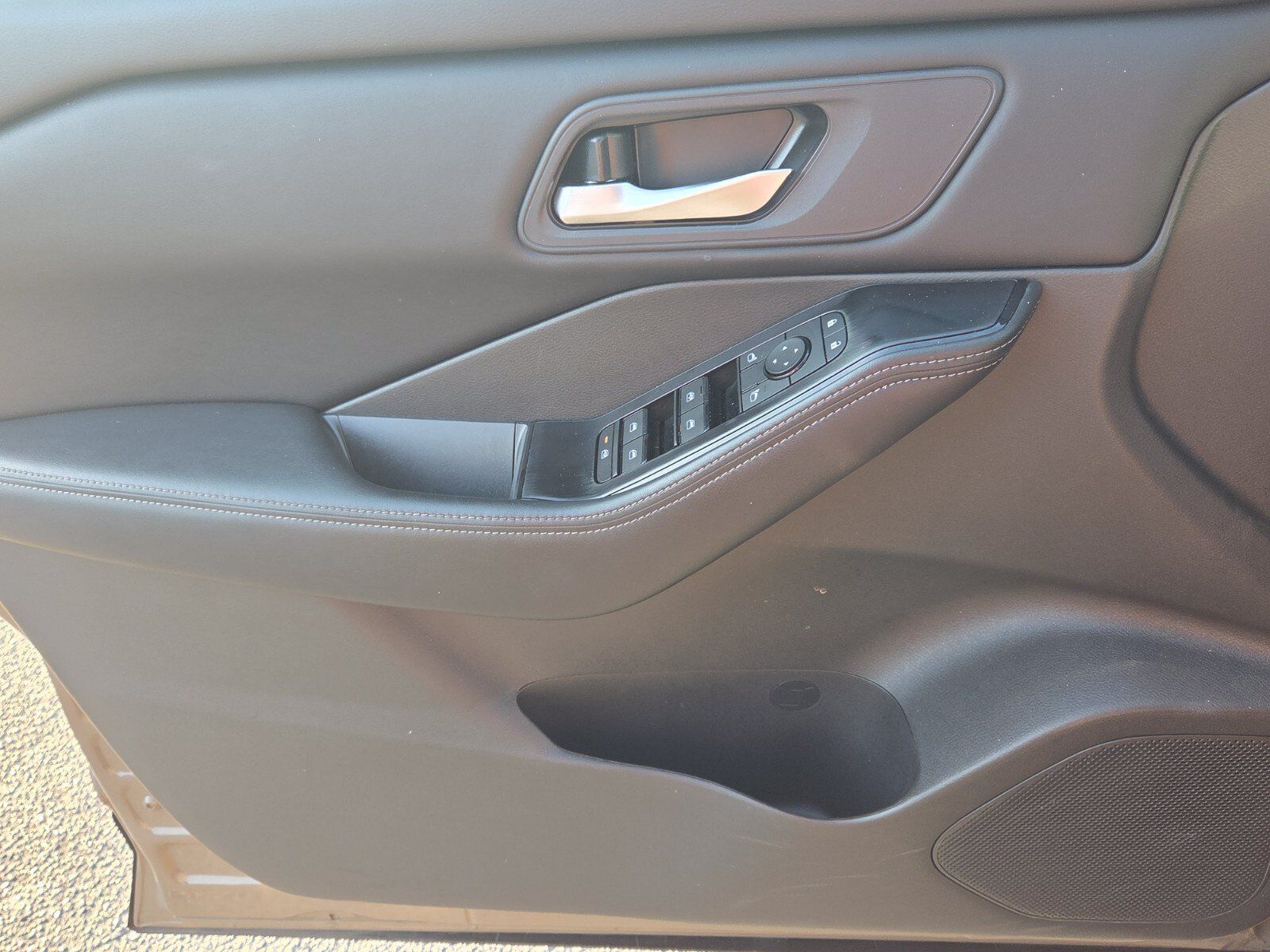 Used 2025 Nissan Rogue SV FWD image 28