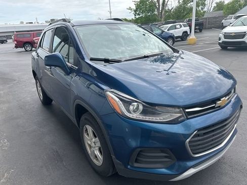 Used 2020 Chevrolet Trax LT w/ LT Convenience Package AWD/4WD image 2
