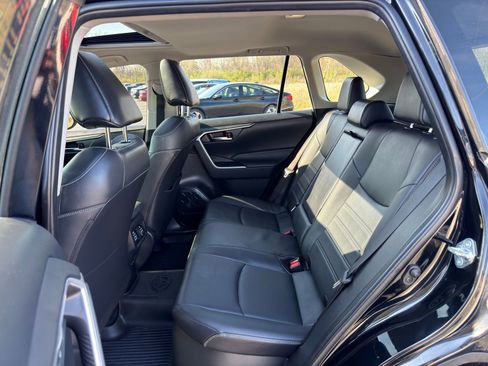 Used 2022 Toyota RAV4 XLE Premium image 30