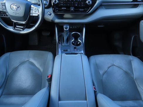 Used 2020 Toyota Highlander Limited image 9