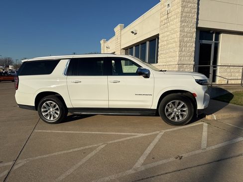 Used 2023 Chevrolet Suburban Premier image 4