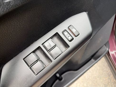 Used 2018 Toyota RAV4 LE FWD image 19