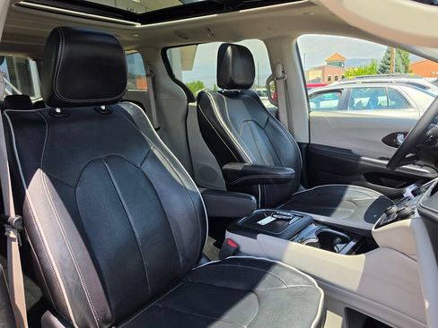 Used 2023 Chrysler Pacifica Limited FWD image 17