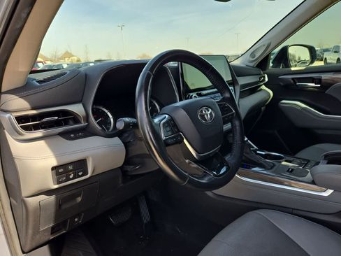 Used 2021 Toyota Highlander Limited image 2