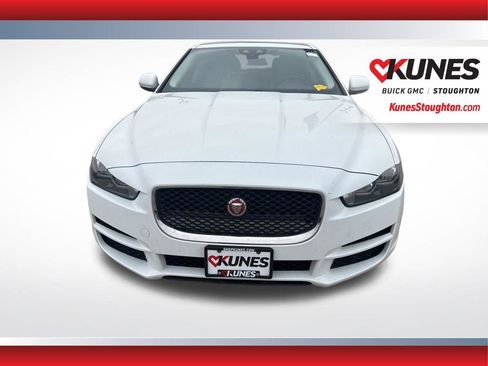 Used 2018 Jaguar XE Premium image 3