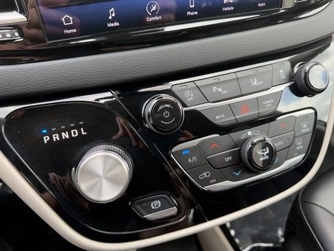 Used 2023 Chrysler Pacifica Touring-L FWD image 30