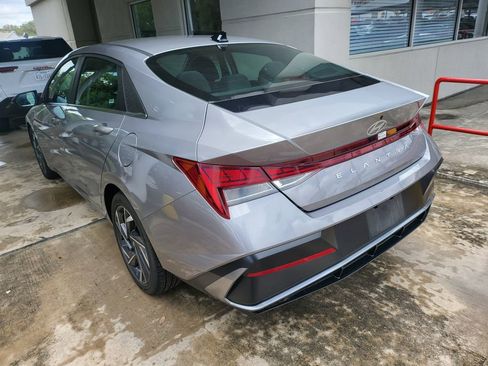 Used 2025 Hyundai Elantra SEL FWD image 9