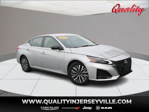 Used 2024 Nissan Altima 2.5 SV image 1