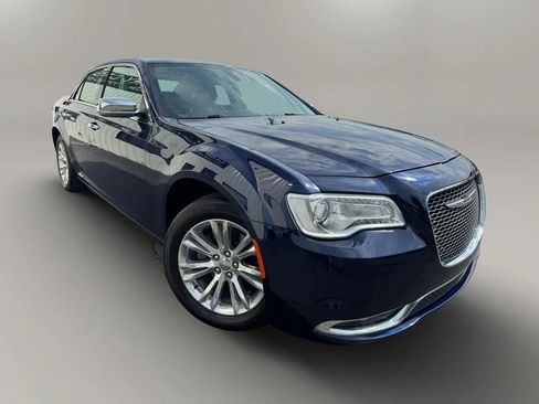 Used 2017 Chrysler 300 C RWD image 2