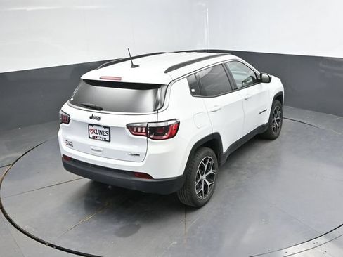 Used 2024 Jeep Compass Latitude AWD/4WD image 31