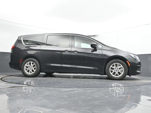 Used 2023 Chrysler Voyager LX FWD image 46