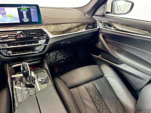 Used 2023 BMW 540i w/ Premium Package image 23