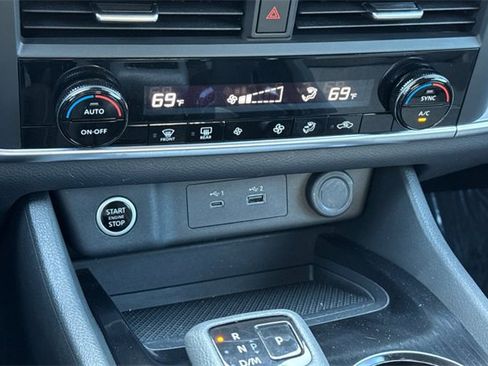 Used 2023 Nissan Rogue SV image 23