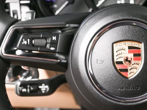 Certified 2025 Porsche Macan image 10