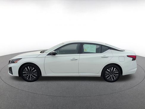 Used 2025 Nissan Altima 2.5 SV FWD image 11
