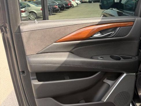 Used 2018 Cadillac Escalade ESV Premium Luxury AWD/4WD image 21