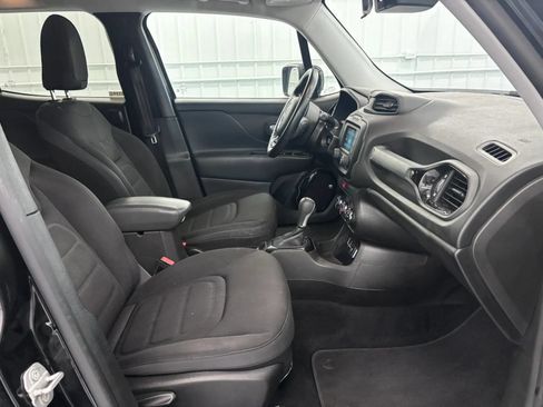 Used 2017 Jeep Renegade Altitude FWD image 30