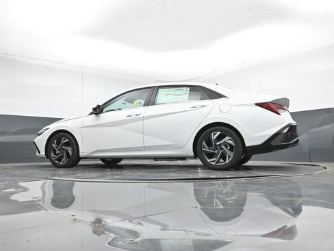 New 2026 Hyundai Elantra Limited FWD image 11