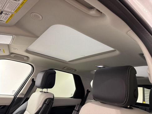 Used 2025 Land Rover Discovery S image 19