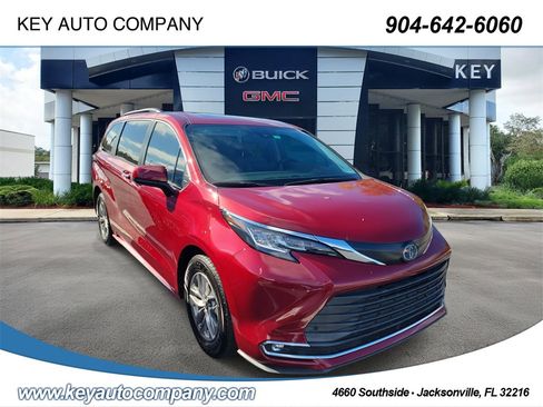 Used 2022 Toyota Sienna XLE image 1