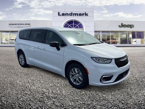 New 2026 Chrysler Pacifica Select image 1